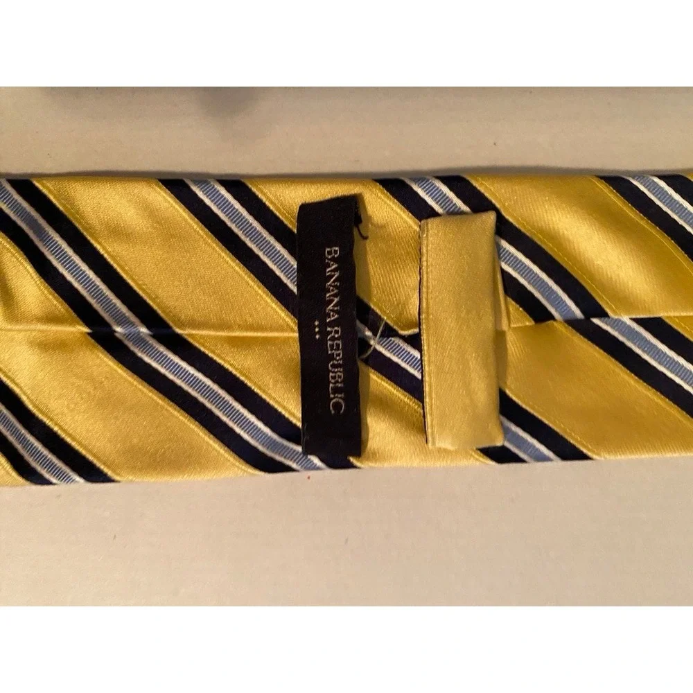 Banana Republic Mens Silk Tie Gold Navy Blue White Diagonal Striped RN54023